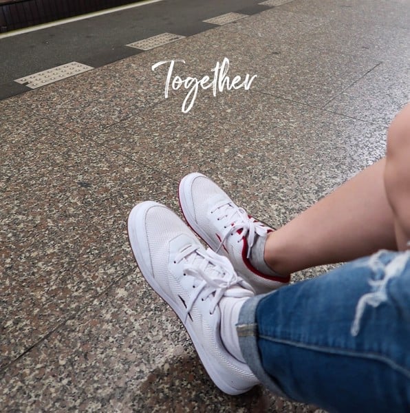 Đôi giày sneaker đôi couple nên có luôn là lựa chọn hàng đầu cho những cặp đôi yêu thích sự phối đồ đồng điệu. Hãy cùng xem hình ảnh của các thương hiệu giày sneaker đôi couple nổi tiếng và chọn cho mình đôi giày ưng ý nhất.