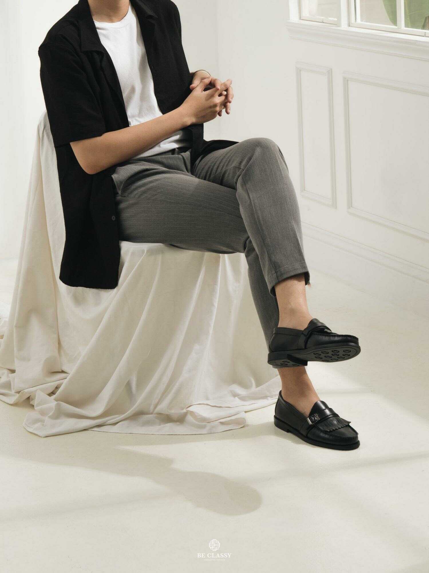 Giày Loafer phối với quần kaki và áo thun