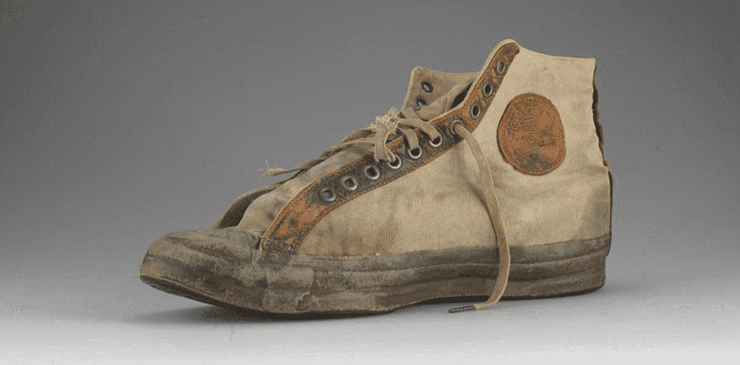 Đôi Converse All Star đầu tiên được sản xuất vào năm 1917 có thiết kế tương tự như các mẫu giày của Converse hiện nay