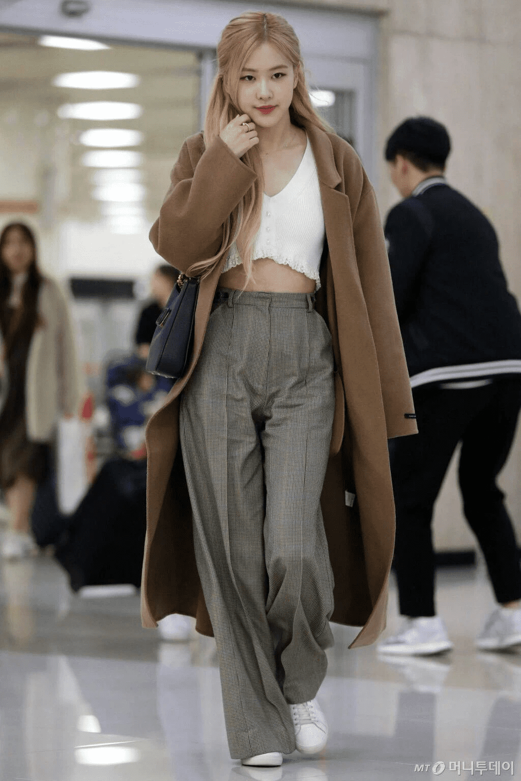 Outfit “cool ngầu” phối cùng quần culottes và sneaker