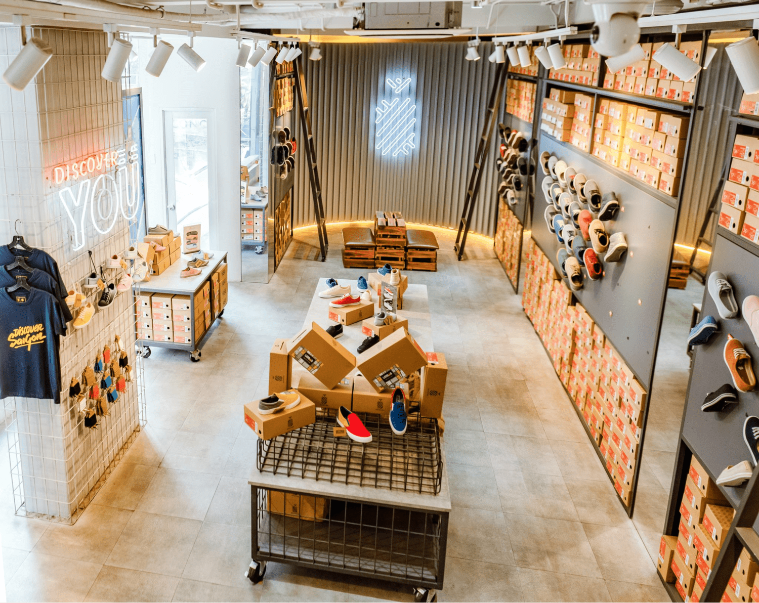 Thiết kế không gian cửa hàng sử dụng chất liệu nhám, thô đậm chất “phố