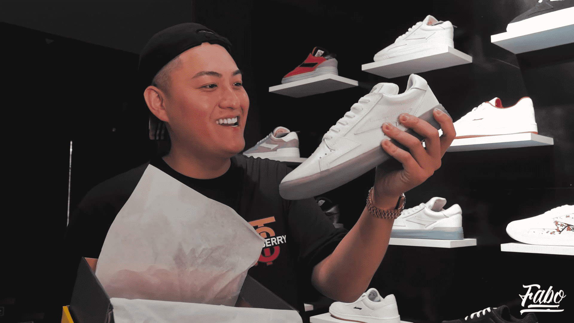 Youtuber Fabo Nguyễn thử giày tại cửa hàng RieNevan