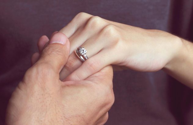 Nhẫn Cầu Hôn Và Nhẫn Đính Hôn Khác Nhau Thế Nào?