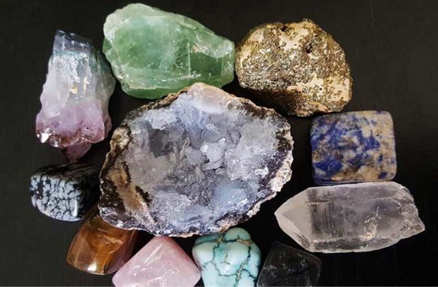 Chiêm ngưỡng phôi đá quý dạng thô của các loại đá quý phổ biến