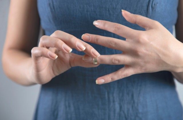 5 cách tháo nhẫn bị chật khỏi tay đơn giản và không đau