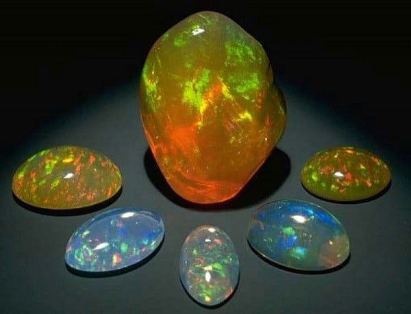 Chọn Trang Sức Đá Quý Phù Hợp Với Tuổi Tỵ