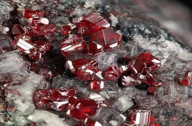Đá Chu Sa (Cinnabarit): Nguồn gốc, đặc điểm và giá trị