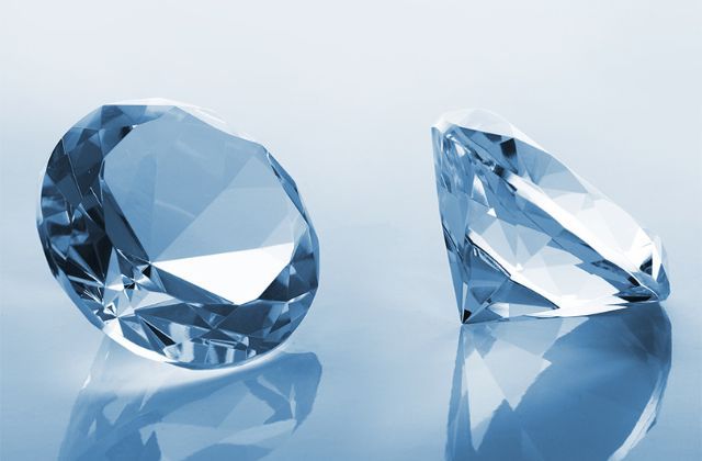 Đá Cubic Zirconia là gì? Có nên mua trang sức đá CZ không?