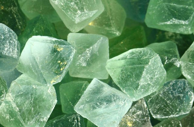 Đá Fluorite: Nguồn gốc, tác dụng phong thủy và giá bán 2026