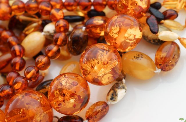 Đá hổ phách: Nguồn gốc, ý nghĩa và giá bán 2025