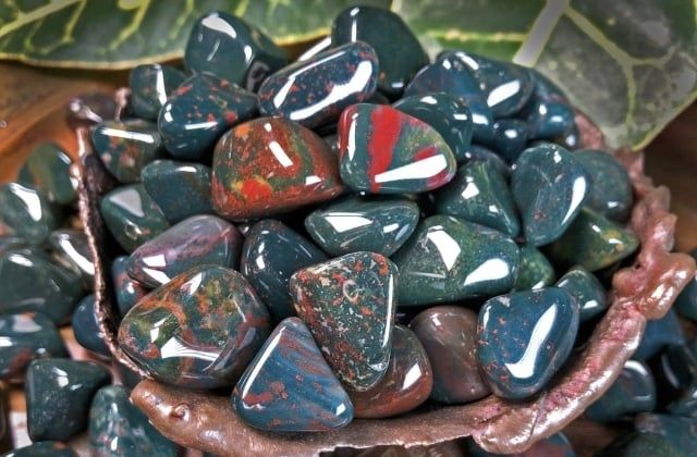 Đá huyết rồng: Nguồn gốc, ý nghĩa phong thủy và giá bán 2025