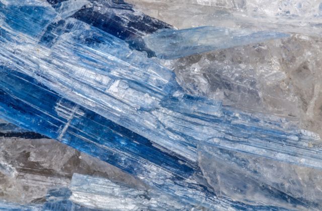 Đá Kyanite: Nguồn gốc, ý nghĩa phong thủy & giá bán 2026