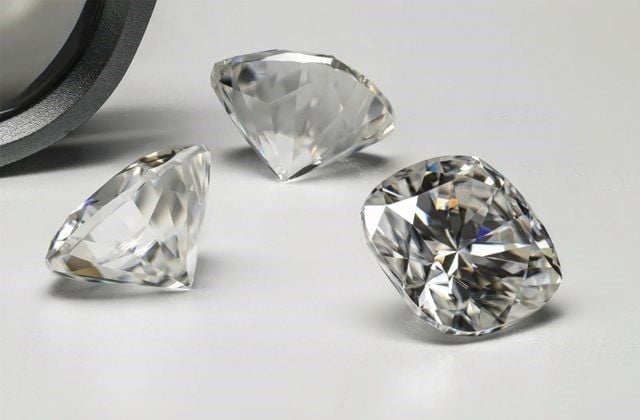 Đá Moissanite Là Gì? Nên Mua Đá Moissanite Hay Kim Cương?