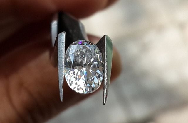Đá Swarovski là gì? Có nên mua trang sức đá Swarovski không?