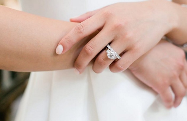 Đeo Nhẫn Bị Xanh Tay Có Sao Không? Khắc Phục Thế Nào? - Jemmia Diamond