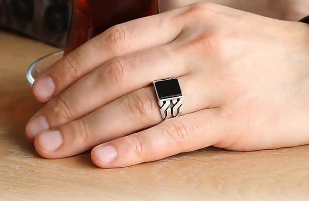 Cách đeo nhẫn phong thủy mệnh thủy hút may mắn tài lộc