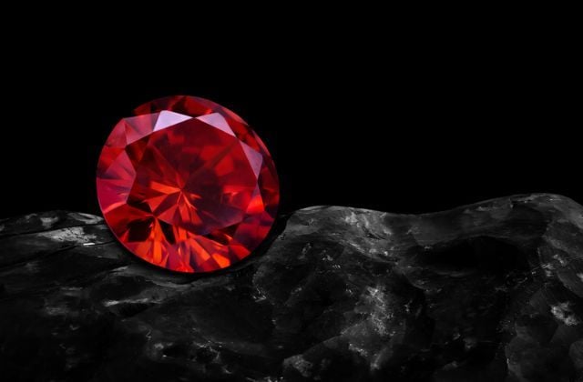 Kim Cương Đỏ Là Gì? Tại Sao Kim Cương Đỏ Lại Quý Hiếm Bậc Nhất?
