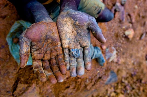 Lời Nguyền “Kim Cương Máu” Ở Zimbabwe