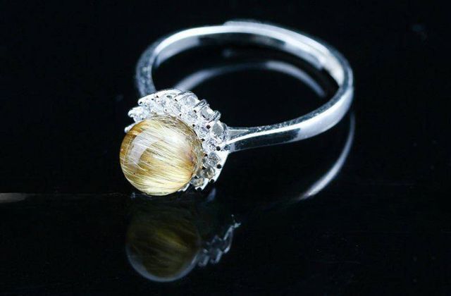 Những Mẫu Mặt Nhẫn Thạch Anh Tóc Vàng Phong Thủy Sang Trọng 2026