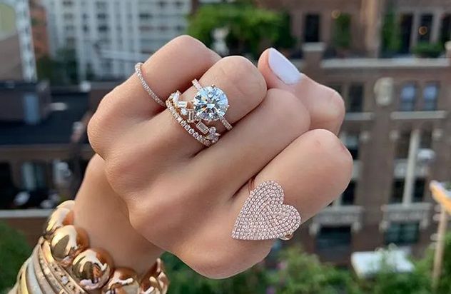 Các mẫu nhẫn hột đá tròn đẹp mang ý nghĩa vẹn tròn