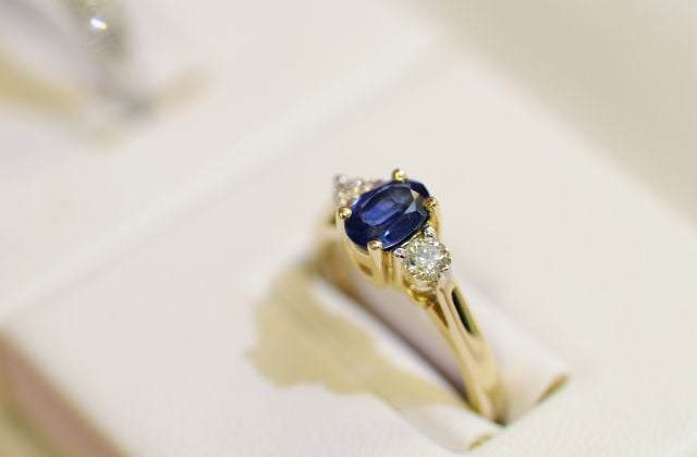 Những Kiểu Nhẫn Nữ Đá Sapphire Quý Phái & Cách Chọn Hợp Mệnh