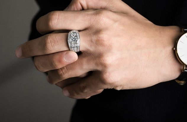 Gợi Ý Những Mẫu Nhẫn Nam Đeo Ngón Giữa Đẹp