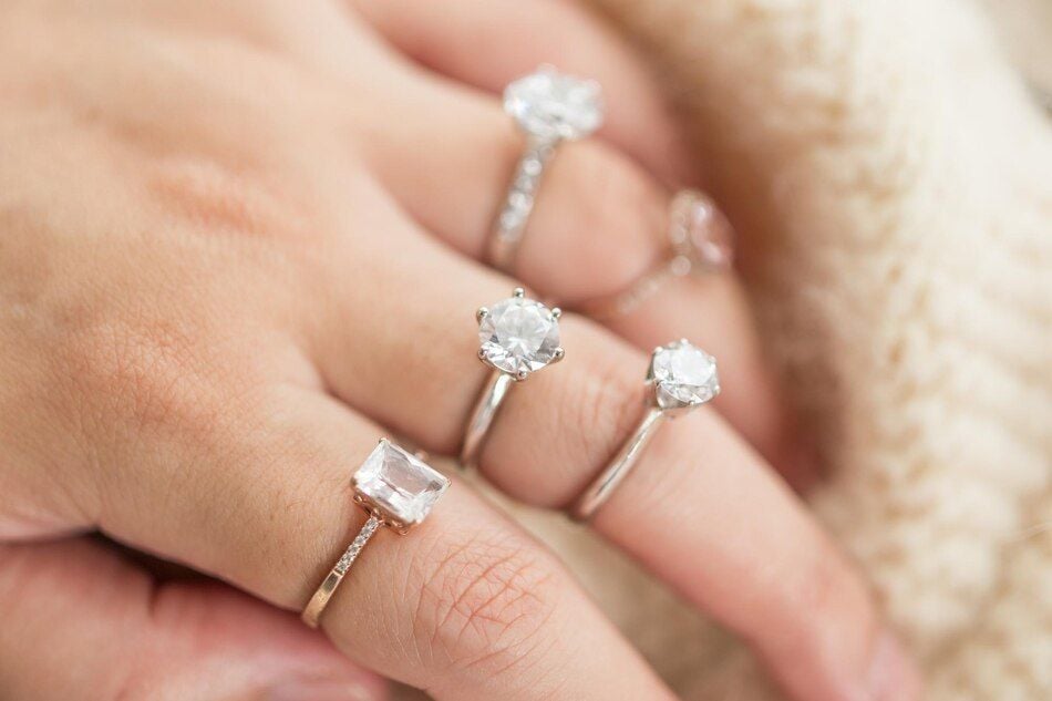 Những Mẫu Nhẫn Mặt Đá Vuông Nữ Quý Phái Sang Trọng