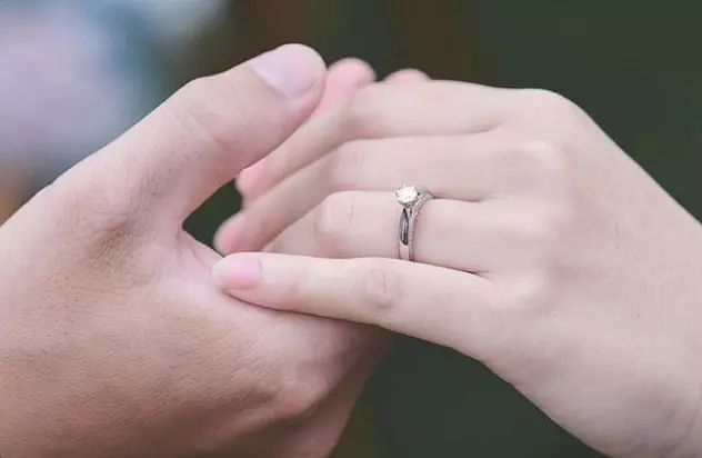 Ở Việt Nam Nhẫn Cầu Hôn, Đính Hôn Đeo Ngón Nào?