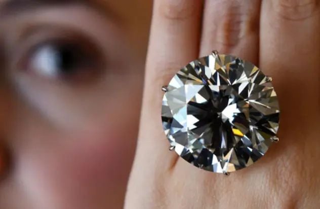 Giá 10 carat kim cương tự nhiên 2026. Mua ở đâu uy tín?