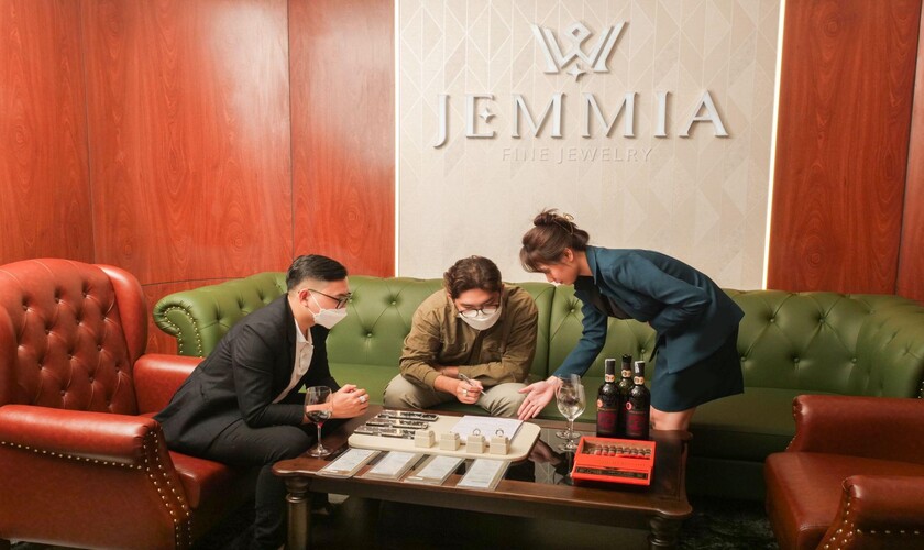 Khách hàng chọn mua trang sức kim cương tại Jemmia Diamond House, địa chỉ: 72 Nguyễn Cư Trinh, Phường Phạm Ngũ Lão, Quận 1, Thành phố Hồ Chí Minh