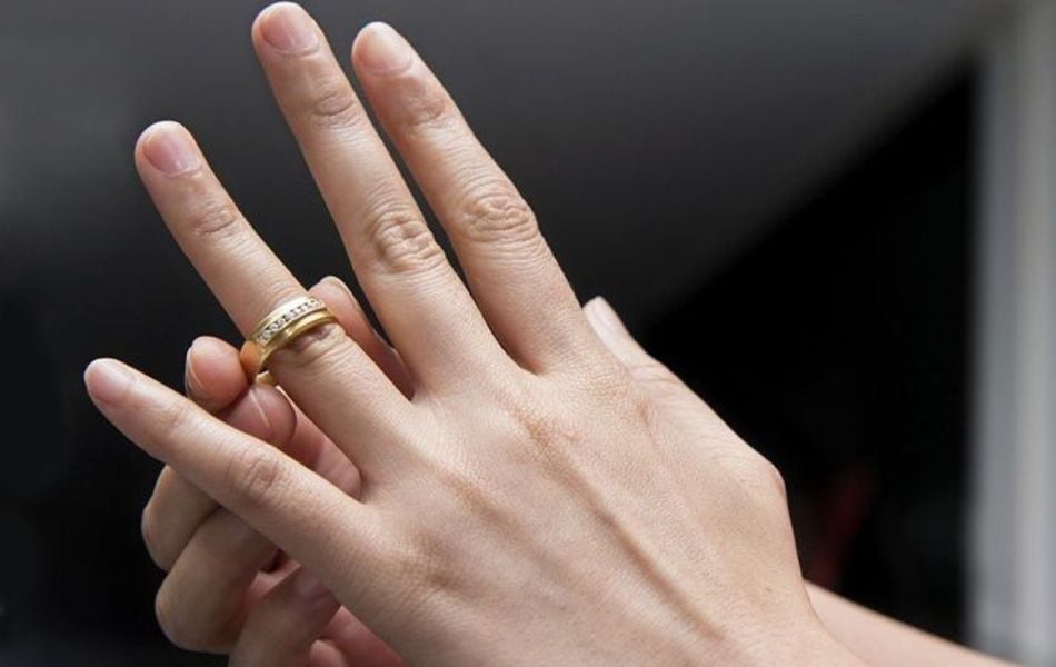Có nên bán nhẫn cưới khi ni tay thay đổi