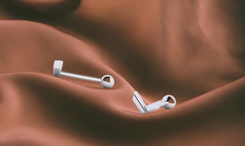 Khuyên xỏ tai dành cho nam vàng trắng 18K kiểu chữ V