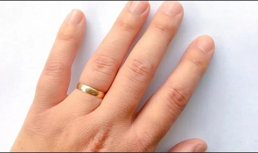Tại sao đeo nhẫn bị chật