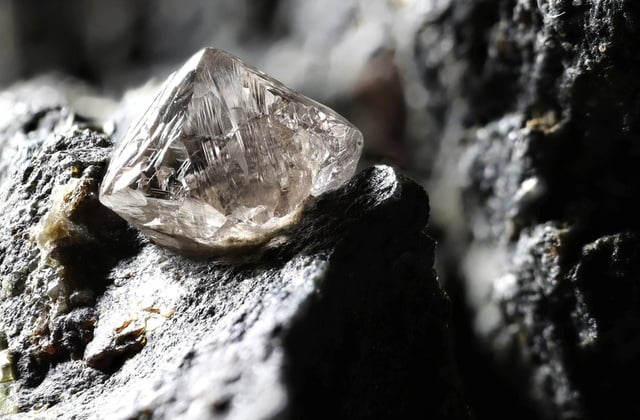 Kim cương là kết quả của sự kết tinh carbon trong điều kiện nhiệt độ và áp suất cực cao