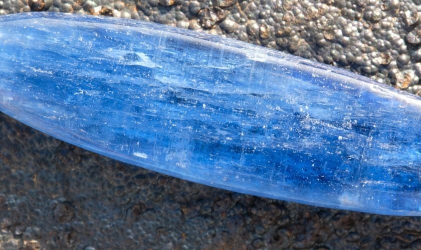 Đặc điểm của đá Kyanite