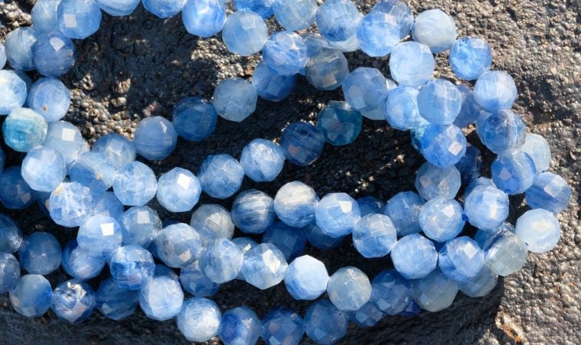 Ý nghĩa phong thủy của đá Kyanite
