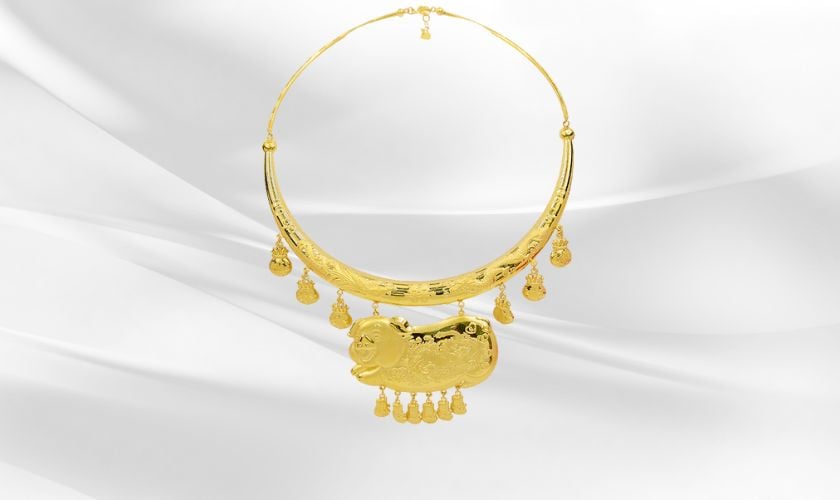 Kiểng cổ có mặt dây chuyền heo vàng được thiết kế tinh xảo có vẻ đẹp vừa truyền thống vừa hiện đại