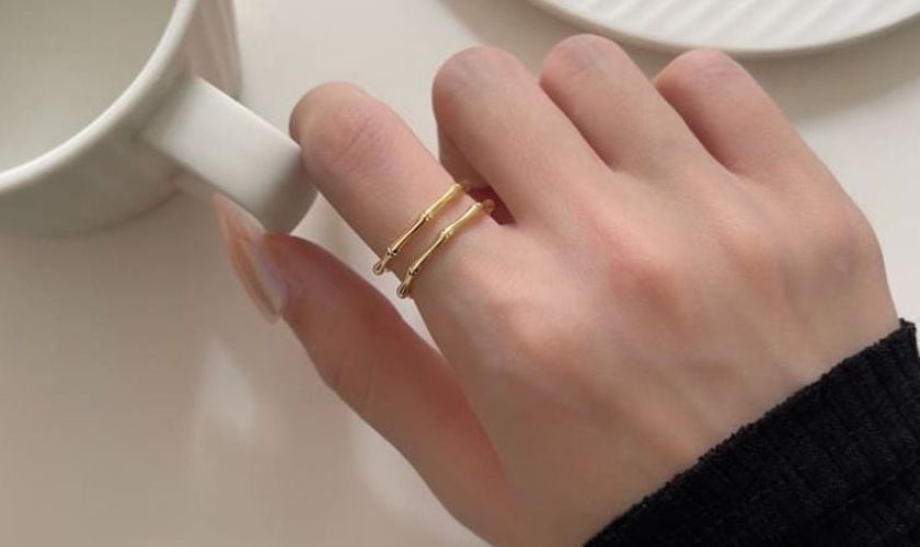 Đeo nhẫn vàng ngón trỏ tượng trưng cho sáng tạo và quyền lực