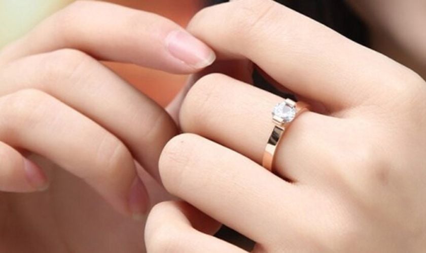 Đeo nhẫn vàng ngón giữa thu hút vận may và hạnh phúc