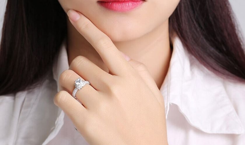 Đeo nhẫn ngón áp út đại diện cho tình yêu và hôn nhân