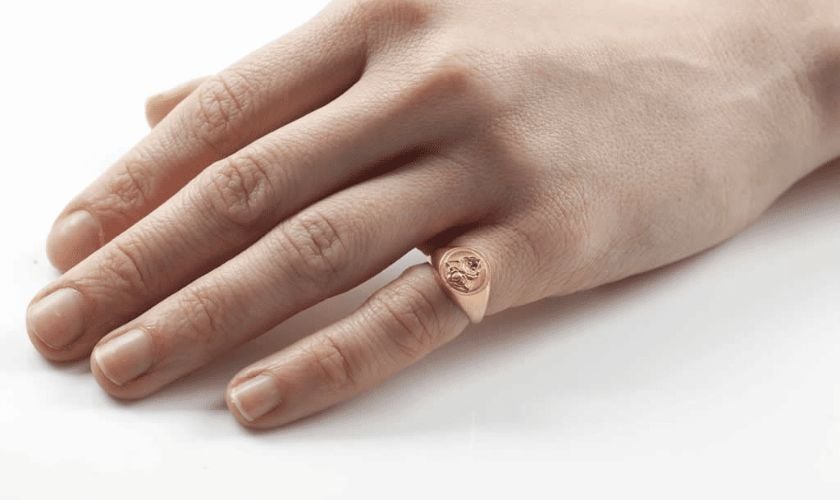 Đeo nhẫn ngón út đại diện cho phúc khí và trí tuệ