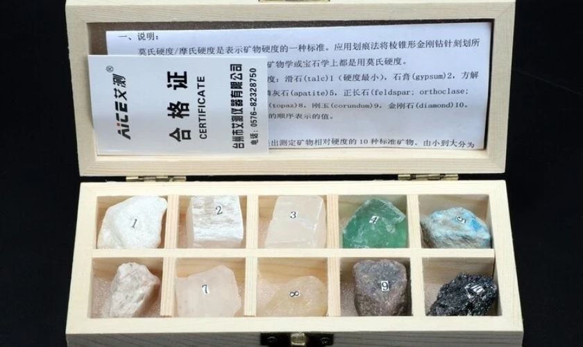 Cách xác định độ cứng của một khoáng vật thực tế
