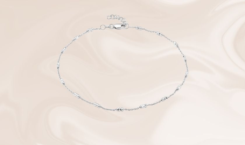 Lắc chân vàng trắng ý 18K có thiết kế đơn giản, thanh lịch