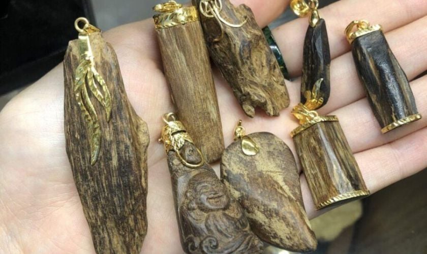 Mặt dây chuyền trầm hương bọc vàng là gì