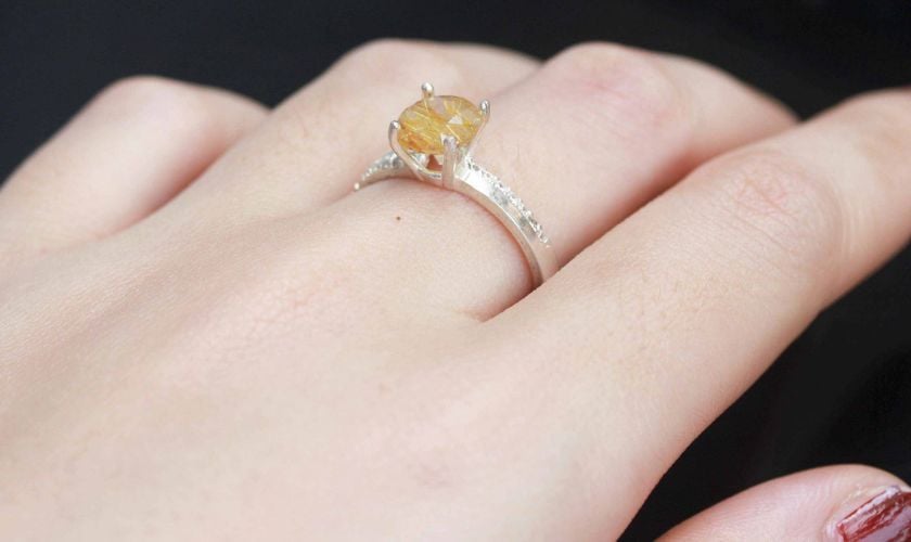 Giá mặt nhẫn thạch anh tóc vàng bao nhiêu?