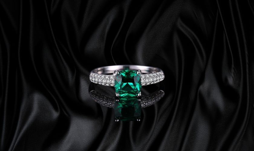 Mẫu nhẫn đá nữ đẹp thiết kế mặt vuông ngọc lục bảo