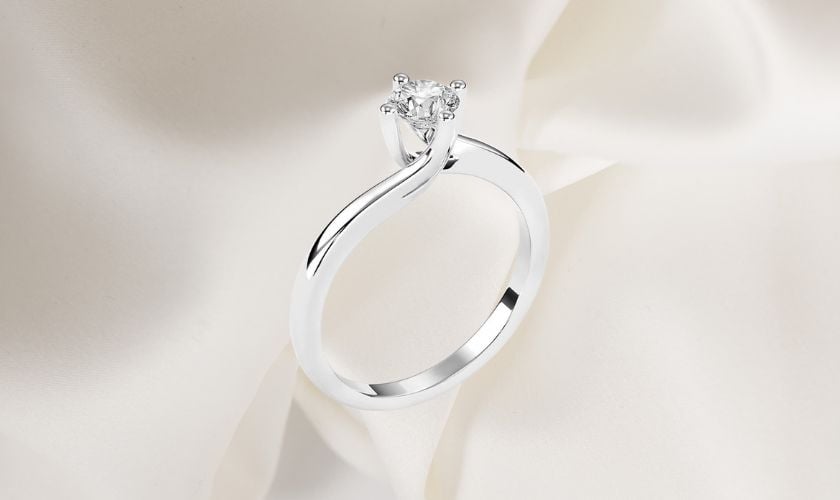 Nhẫn vàng 18K đính kim cương tinh xảo