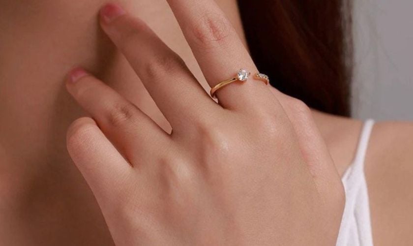 Những dịp nào phù hợp để đeo hoặc tặng nhẫn vàng ngón trỏ nữ