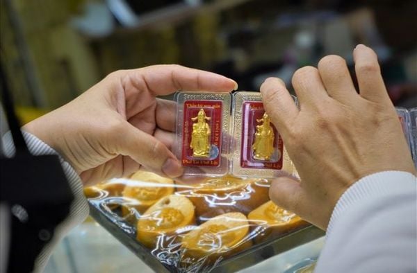 ngày vía thần tài mua vàng gì