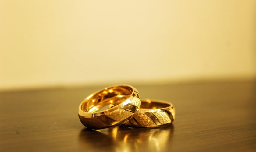 Ý nghĩa của nhẫn cưới vàng ta